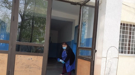 Hipoclorit de sodiu pus în covorașele de la intrările în scările de bloc