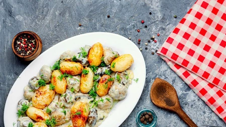 Salată din cartofi şi ciuperci cu smântână