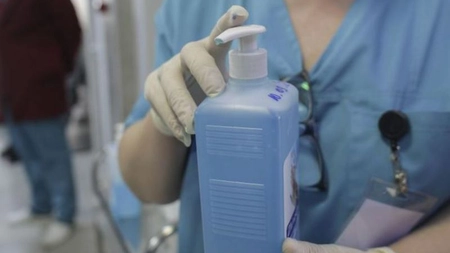 Este clorul, cu adevărat, inamicul numărul 1 al coronavirusului? Răspunsul lui Adrian Streinu-Cercel