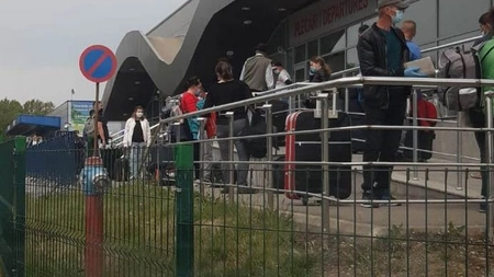 Momente de panică la Aeroportul Iași. Sute de pasageri au plecat cu frică din aerogară. Un bărbat a fugit dintr-un focar de COVID direct către avion