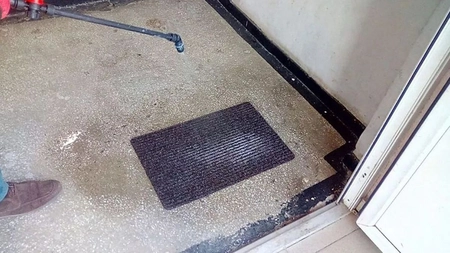 Preșuri dezinfectante în valoare de aproape 10 mii de euro, puse la scările de bloc din Iași