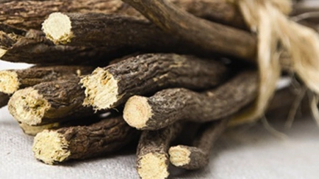 De ce este bine să consumăm lăptuca cu flori galbene şi lemn dulce