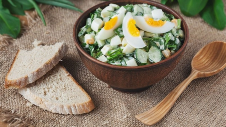 Ce să faci cu ouăle rămase de la Paşte - Salată proaspătă de primăvară