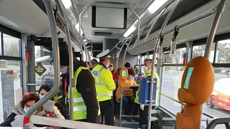 Controale zilnice în autobuze și tramvaie. Călătorii fără măști și mănuși sunt coborâți fără discuții