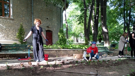 Acțiune de ecologizare și plantare flori în Parcul Bisericii de Biserica Toma Cozma din Iași - GALERIE FOTO