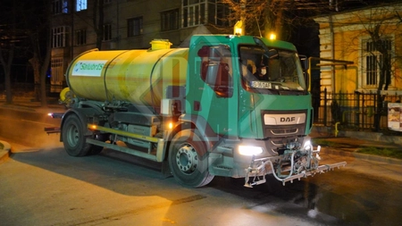 Continuă programul de dezinfectare a străzilor cu substanțe biocide