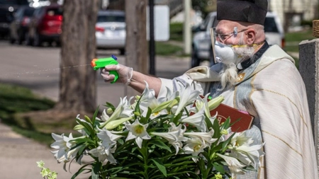 Un preot a apelat la un pistol cu apă pentru a stropi cu aghiasma pe credincioşi