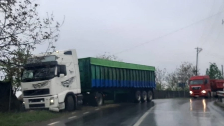 Accident rutier la Târgu Frumos. Un TIR s-a defectat la intrarea în oraş şi a ieşit în decor