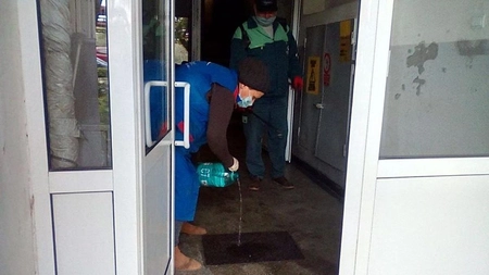 Fiecare scară de bloc din Iași primește 2 litri de clor pentru dezinfectarea spațiilor comune