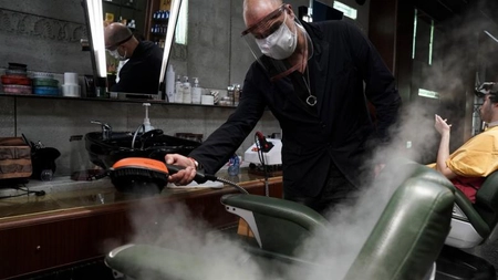 Relaxarea restricțiilor anti-COVID a determinat în Grecia un aflux în saloanele de coafură