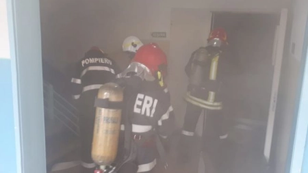 Incendiu la o casă dintr-o localitate din Iaşi! Intervin pompierii