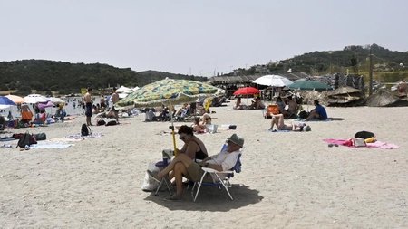 Grecia va primi turişti doar din anumite ţări. România, inclusă pe listă