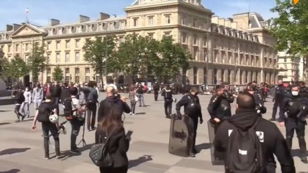 Noi proteste în Franța! Vestele Galbene au ieșit în stradă, deși este interzisă adunarea publică - VIDEO