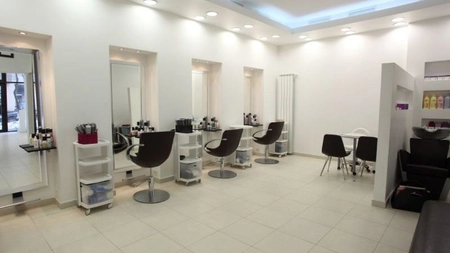 Peste 140 de clienți ai unui salon de înfrumusețare sunt căutați, după ce doi angajați au fost confirmați pozitiv la testul de Covid-19