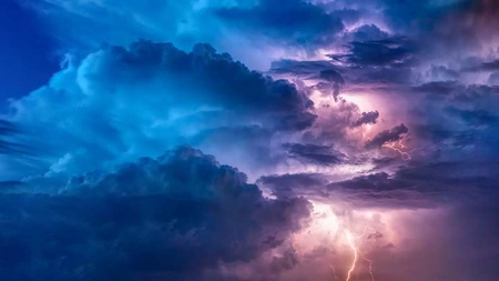Prognoză meteo 26 iunie 2020. Vor fi averse, descărcări electrice și intensificări ale vântului