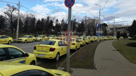 Firmele de taxi din Iași au primit o lovitură neașteptată. Primăria impune mașini ecologice pentru transportul de persoane din municipiu. Raportul autorității locale arată o depreciere a serviciilor în acest domeniu
