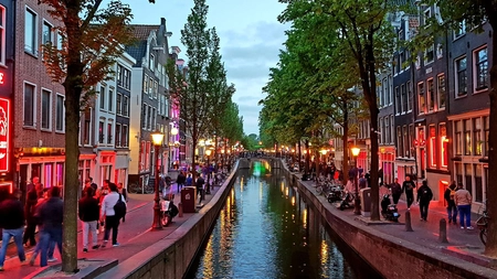 Cum încearcă Amsterdamul să scape de turişti. Soluţii extreme luate de autorităţi