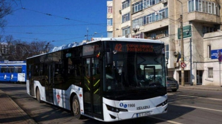 Elevii din Iași vor putea circula de astăzi cu autobuze și tramvaie speciale. CTP Iași introduce curse noi pe străzile din oraș, iar mai multe trasee au itinerariile deviate