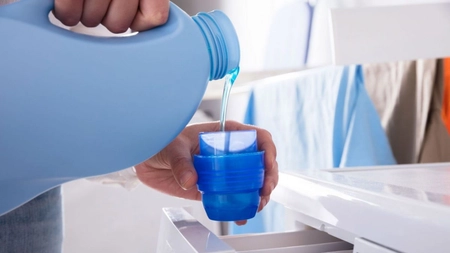 Care detergent e mai eficient împotriva petelor: cel solid sau cel lichid?