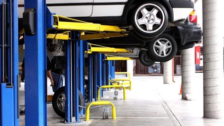 Ce fel de utilaj este un elevator auto și de ce ai nevoie de unul dacă ești patronul unei afaceri cu autoturisme?
