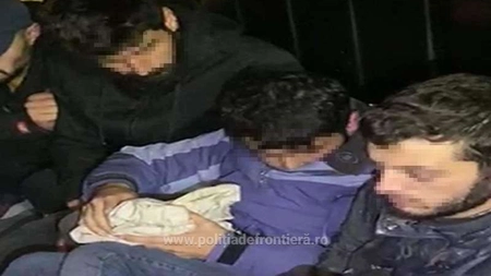 Zeci de migranţi au fost găsiţi într-un microbuz de marfă, la ieşirea din România