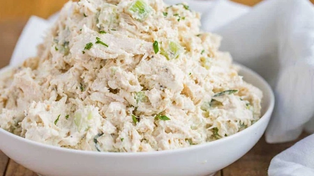 Ingrediente pentru salată de pui cu ţelină şi maioneză