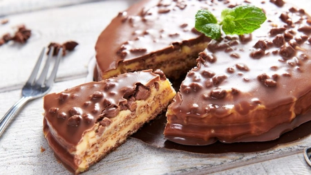 Tort cu migdale și bezea - Rețetă pentru gospodine