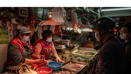 China închide pieţele de păsări vii