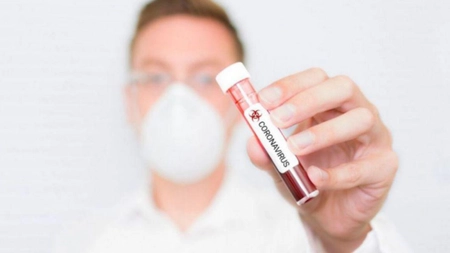 Italia este îngrijorată! Româncele ar putea să le infecteze bătrânii