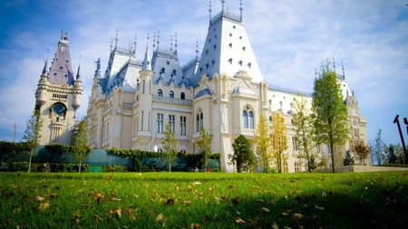 Expoziția „Citadela naivilor. Vara”, la Muzeul Etnografic al Moldovei