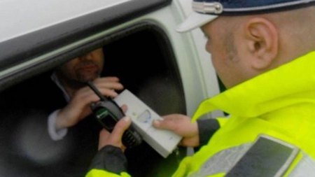Controale ample în trafic în cadrul unei acțiuni demarate de polițiștii rutieri. Mai mulți șoferi au rămas fără permis după ce au fost prinși băuți la volan