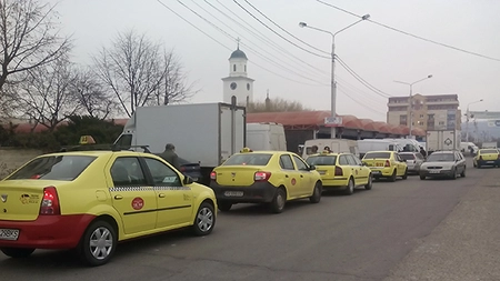 Lovitură pentru taximetriștii din Iași! Prețul autorizațiilor de taxi vândute pe piața neagră din Iași s-a prăbușit la jumătate într-un singur an. Firmele de ride-sharing Uber, Yango sau Bolt iau clienții firmelor de taximetrie