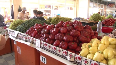 Producătorii locali sunt aproape de faliment în timp ce importul de lactate şi ouă a explodat