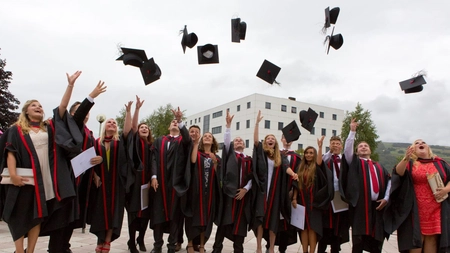 Brexitul afectează taxele de școlarizare ale universităților din Marea Britanie! Acestea s-au dublat