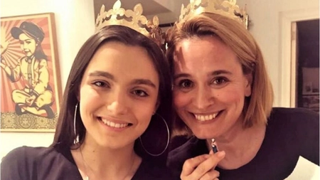 Fiica Andreei Esca, pusă la zid după ce a făcut reclamă la produse cosmetice, în timp ce mama ei este în spital