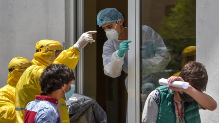 Ministerul Afacerilor Externe face precizări despre focarul de la ferma din Bavaria, unde 150 de români sunt infectați cu Covid-19