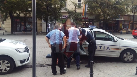 Scene violente în centrul Iaşului! Imagini cu o femeie luată pe sus de un grup de poliţişti (Exclusiv) - FOTO/ VIDEO