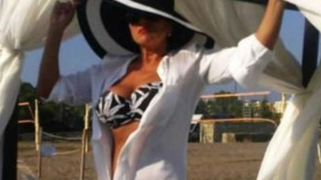 Soacra lui Adrian Mutu a făcut senzație la plajă! Cum arată la 51 de ani, în costum de baie