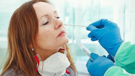 Ce trebuie să faci dacă ai fost testat pozitiv pentru coronavirus sau crezi că ești infectat