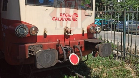 Trenul regio Iaşi - Dorohoi s-a defectat. Călătorii au fost daţi jos - FOTO
