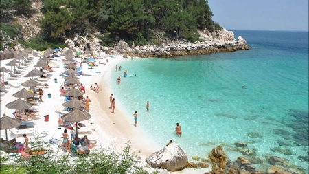 Doi români, confirmați cu COVID-19 în Grecia. Care este situația lor
