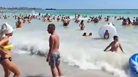 O turistă din Eforie Nord a intrat cu masca în mare! Dar să îl vezi pe soțul ei