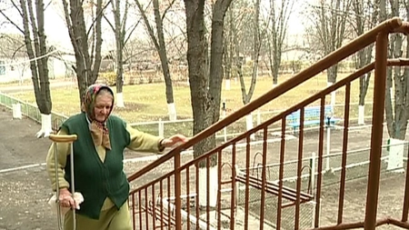 O bătrână de 90 de ani a ajuns de urgenţă la spital după ce a căzut în timp ce încerca să alunge pisica vecinei