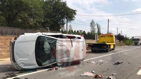 Accident rutier cu trei victime în Iaşi! Un autoturism a intrat într-un capăt de pod (EXCLUSIV-FOTO) VIDEO