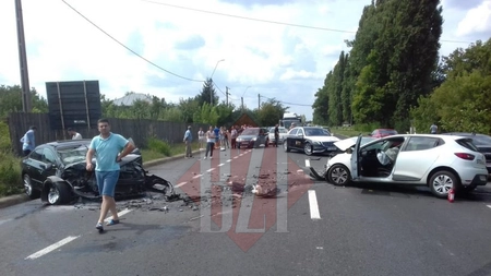 Accident rutier grav în Podu Iloaei! Două maşini s-au ciocnit frontal. Două persoane au fost rănite (EXCLUSIV) - FOTO
