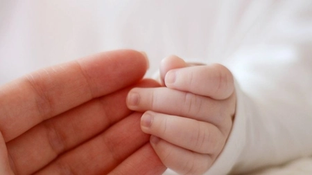 Poveste care intrece orice imaginație! Bebeluș ucis de mamă, păstrat de 9 ani în frigider