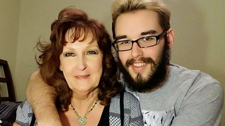 Drama unui tânăr! Ce s-a întâmplat la cinci ani de la căsătoria cu o femei mai mare ca el cu 49 de ani