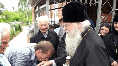 De ce sărutăm mâna preotului? De unde vine acest obicei