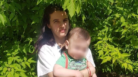 Tânără bătută cu bestialitate de concubin, a ajuns să doarmă în fața Mitropoliei! Autoritățile i-au luat copilul, iar bărbatul dă nepăsător din umeri: 