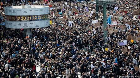 Proteste cu zeci de mii de manifestanți în Berlin. Oamenii sunt revoltați de măsurile luate în lupta contra SARS-CoV-2